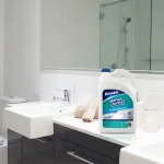 LIMPIADOR DESINFECTANTE BAÑOS Y DUCHAS 1 GL - Imagen 5